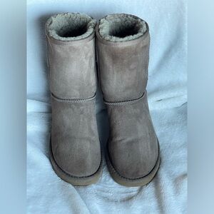 Classic short over ankle pull on Ugg size 7 Gray